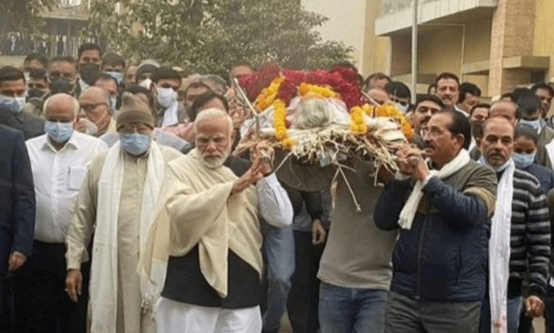 PM Modi carries mortal remains of Mother, pays floral tribute